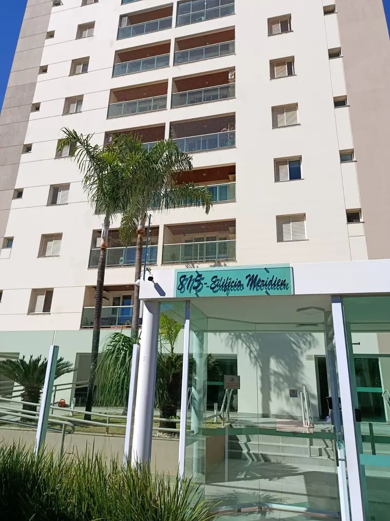 Entrada principal do Edifício Meridien com portaria em vidro e paisagismo