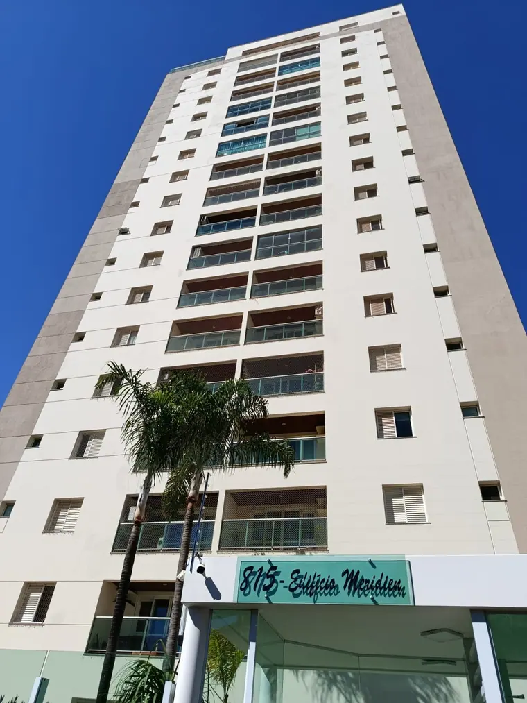 Torre do Edifício Meridien vista de baixo, com céu azul ao fundo